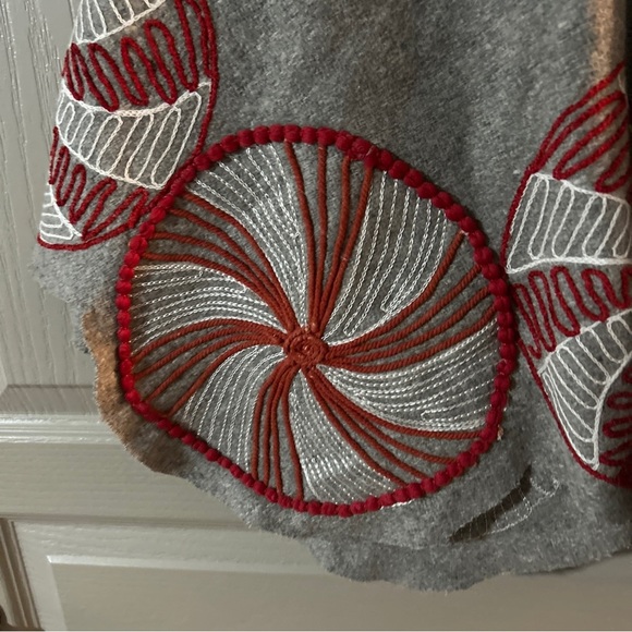 Isaac Mizrahi Felt Gray Christmas Tree Skirt 52” Candy Swirl Red White NEW - Picture 2 of 5